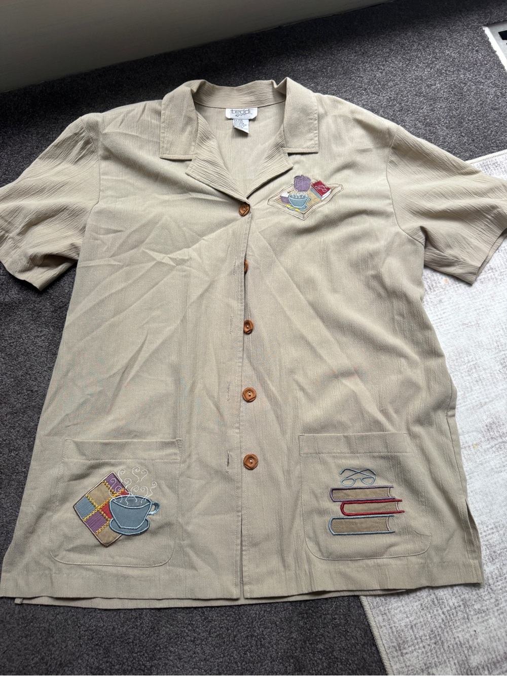 Teddi Women’s Beige Solid Embroidered Collared Button-Up Blouse Short Sleeve M